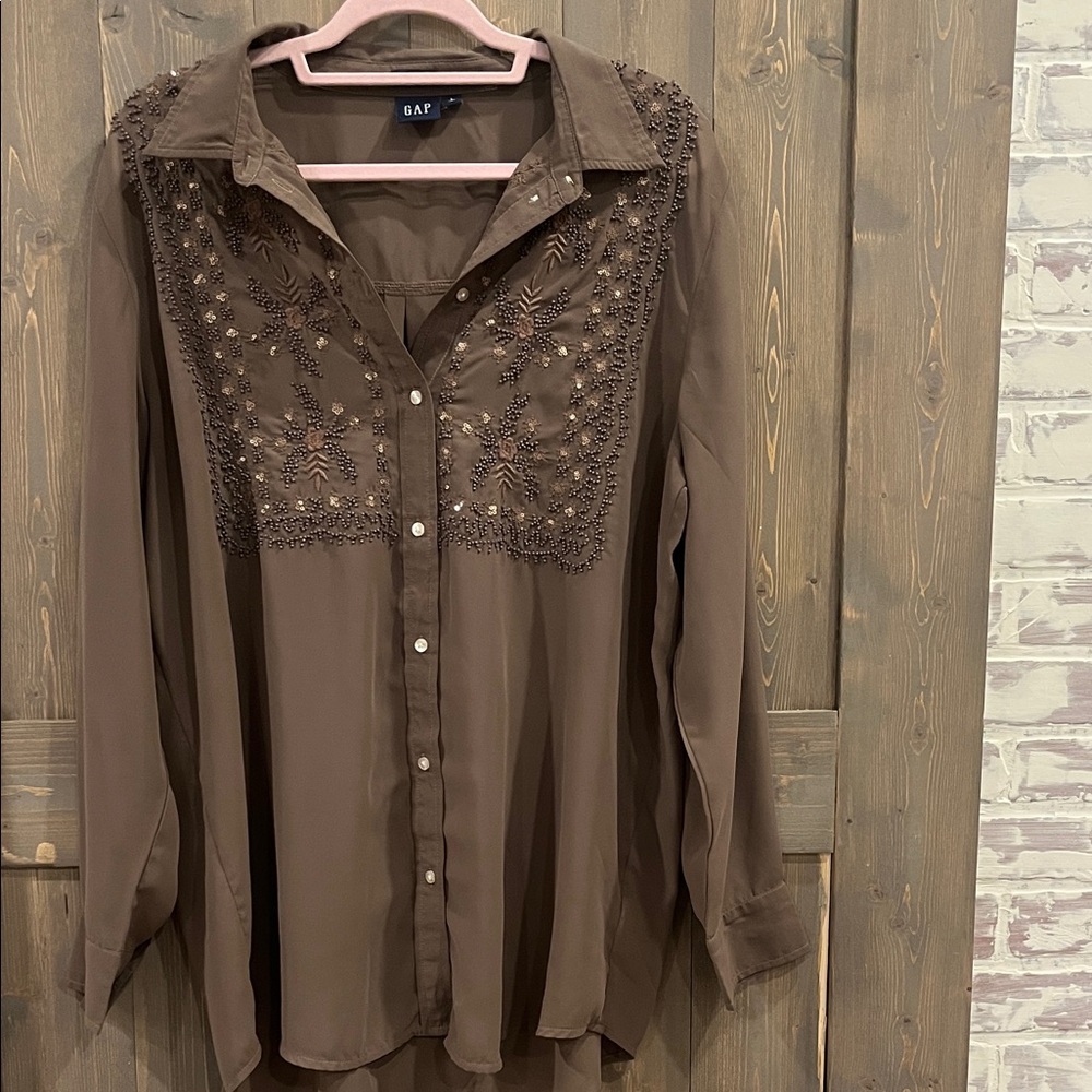 ⭐️5/$20GAP Chocolate Embroidered Button Down Shirt